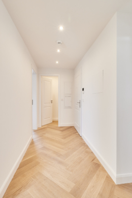 Flur - **verkauft**Dachgeschosswohnung mit Einbauküche und großem Tageslichtbad mit Badewanne und Dusche