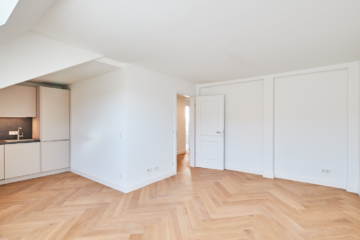 Wohn-Esszimmer-Blick zur Tür - **verkauft**Dachgeschosswohnung mit Einbauküche und großem Tageslichtbad mit Badewanne und Dusche