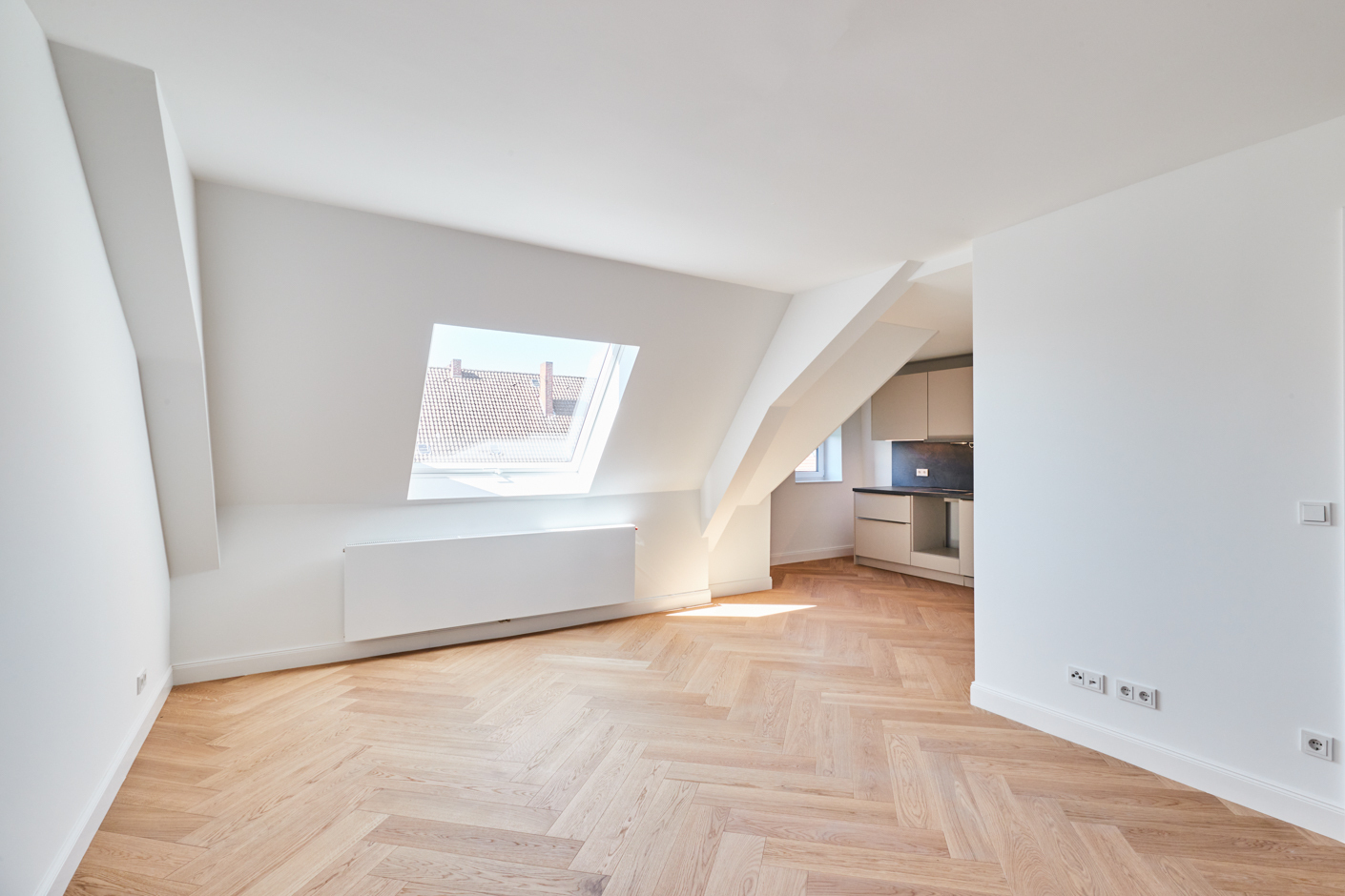 Wohn-Esszimmer - **verkauft**Dachgeschosswohnung mit Einbauküche und großem Tageslichtbad mit Badewanne und Dusche