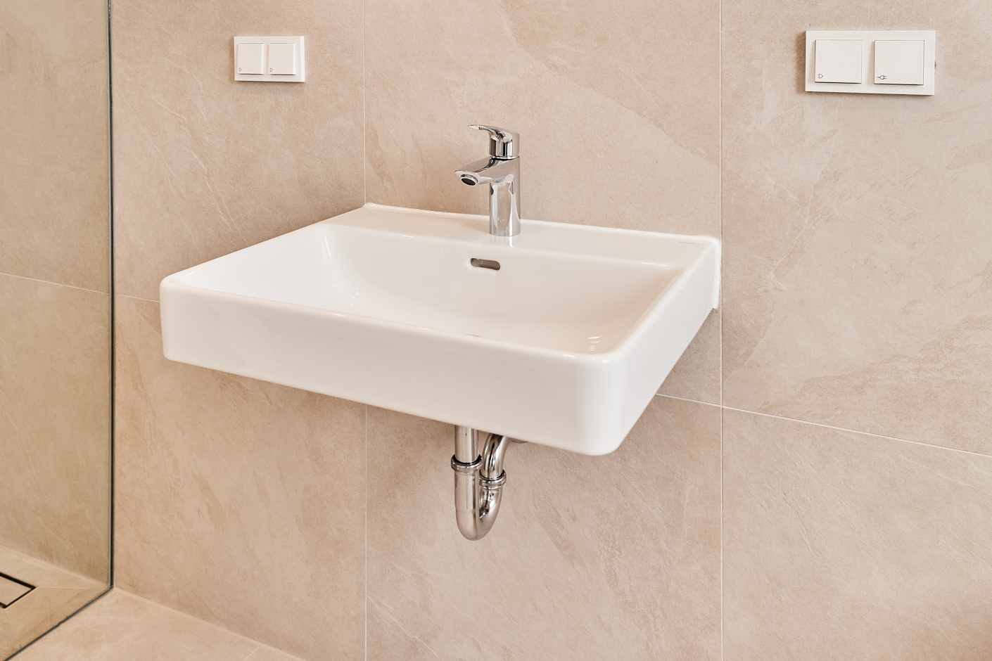 Badezimmer-Waschbecken - **verkauft**Dachgeschosswohnung mit Einbauküche und großem Tageslichtbad mit Badewanne und Dusche