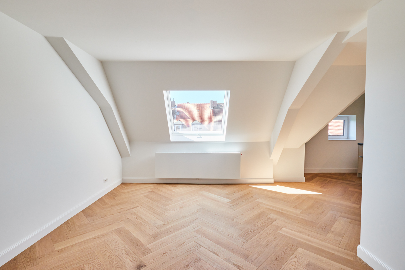 Wohnzimmer - **verkauft**Dachgeschosswohnung mit Einbauküche und großem Tageslichtbad mit Badewanne und Dusche