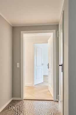 Zugang zur Wohnung - **verkauft**Dachgeschosswohnung mit Einbauküche und großem Tageslichtbad mit Badewanne und Dusche