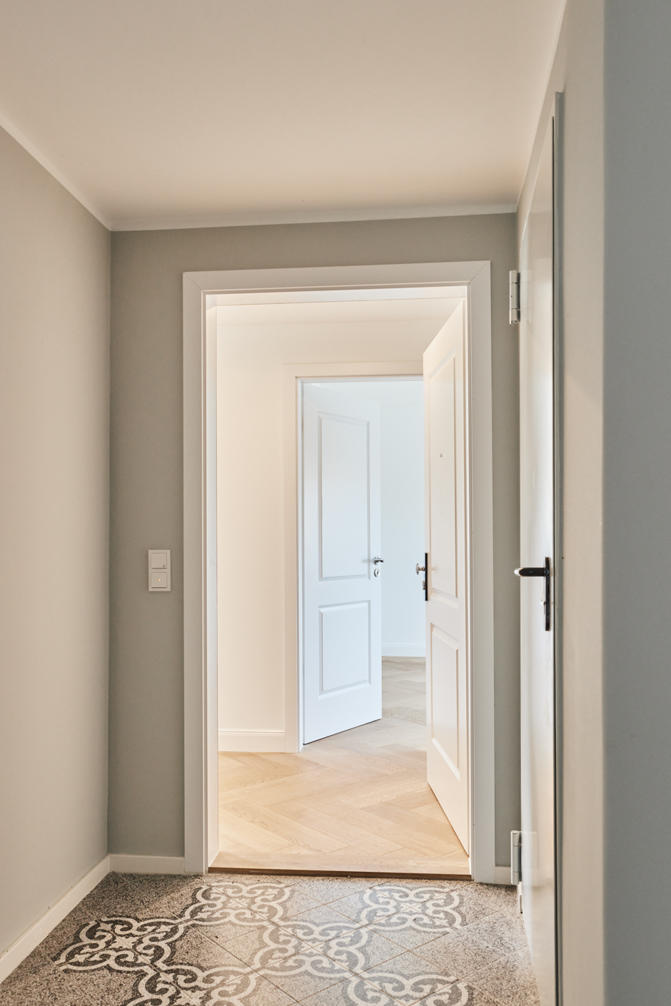 Zugang zur Wohnung - **verkauft**Dachgeschosswohnung mit Einbauküche und großem Tageslichtbad mit Badewanne und Dusche