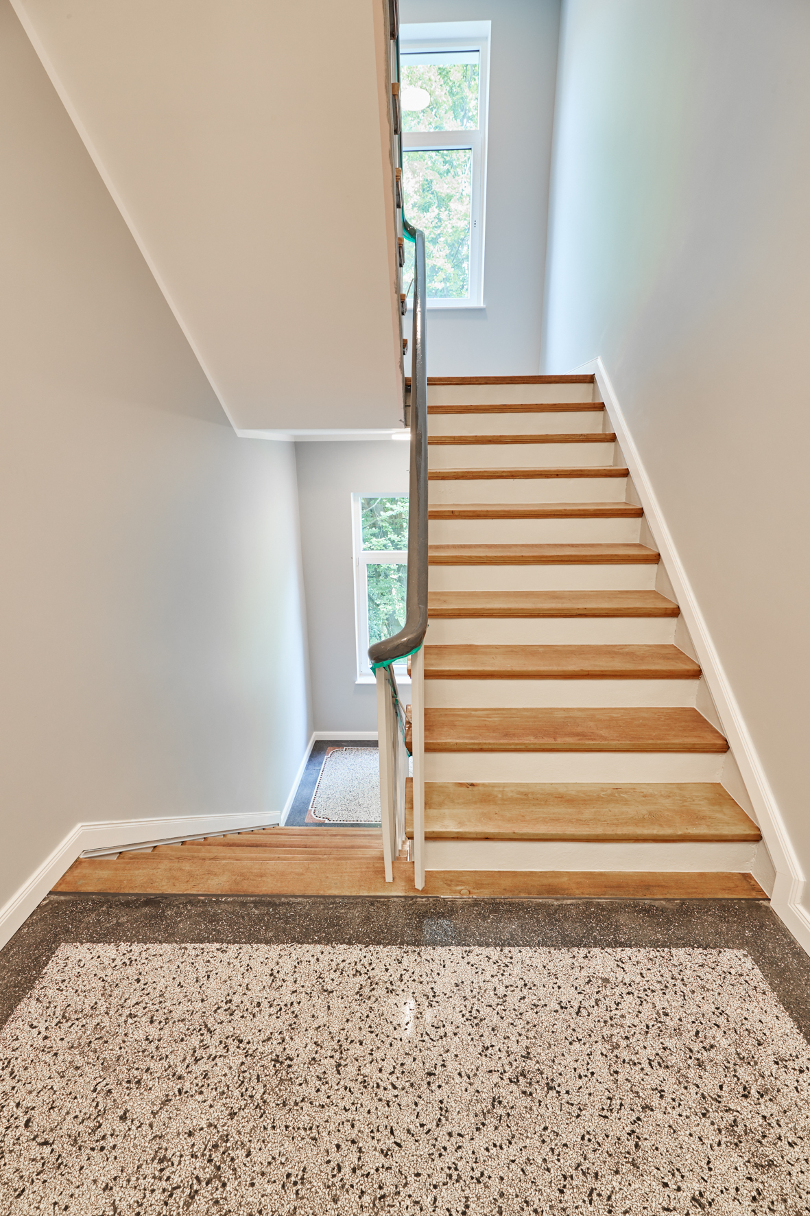 Treppenhaus Ansicht - **Reserviert**-Einzimmer Altbauwohnung mit Einbauküche und Balkon in Bestlage Hannover List