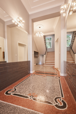 Treppenhaus_Eingang - **Reserviert**-Einzimmer Altbauwohnung mit Einbauküche und Balkon in Bestlage Hannover List