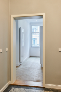 Zugang zur Wohnung_ - **Reserviert**-Einzimmer Altbauwohnung mit Einbauküche und Balkon in Bestlage Hannover List
