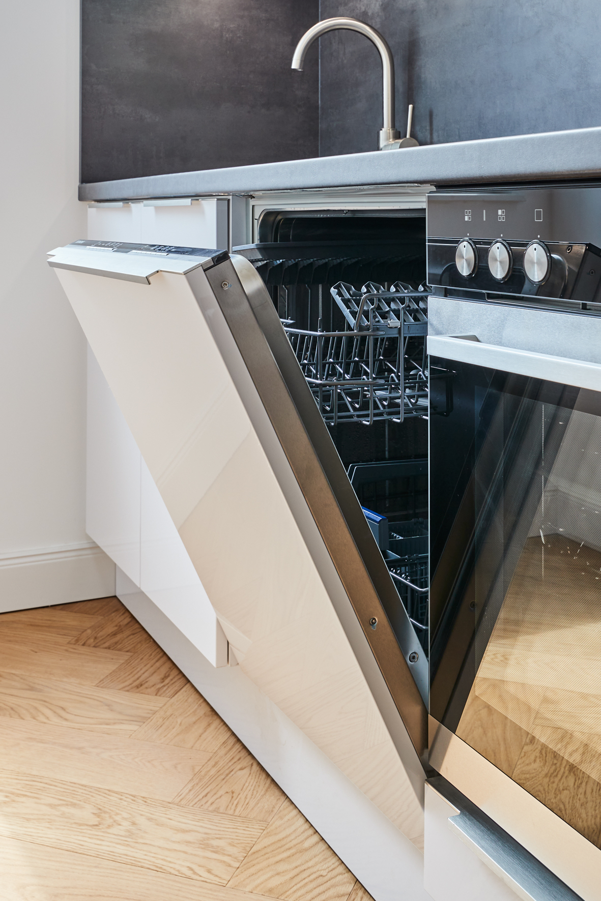 Küche - Geschirrspüler - **Reserviert**-Einzimmer Altbauwohnung mit Einbauküche und Balkon in Bestlage Hannover List