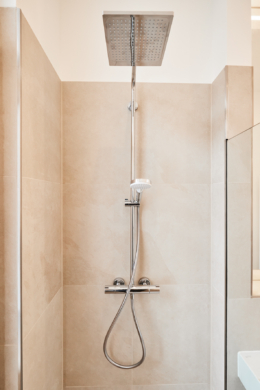 Badezimmer Rainshower - **Reserviert**-Einzimmer Altbauwohnung mit Einbauküche und Balkon in Bestlage Hannover List