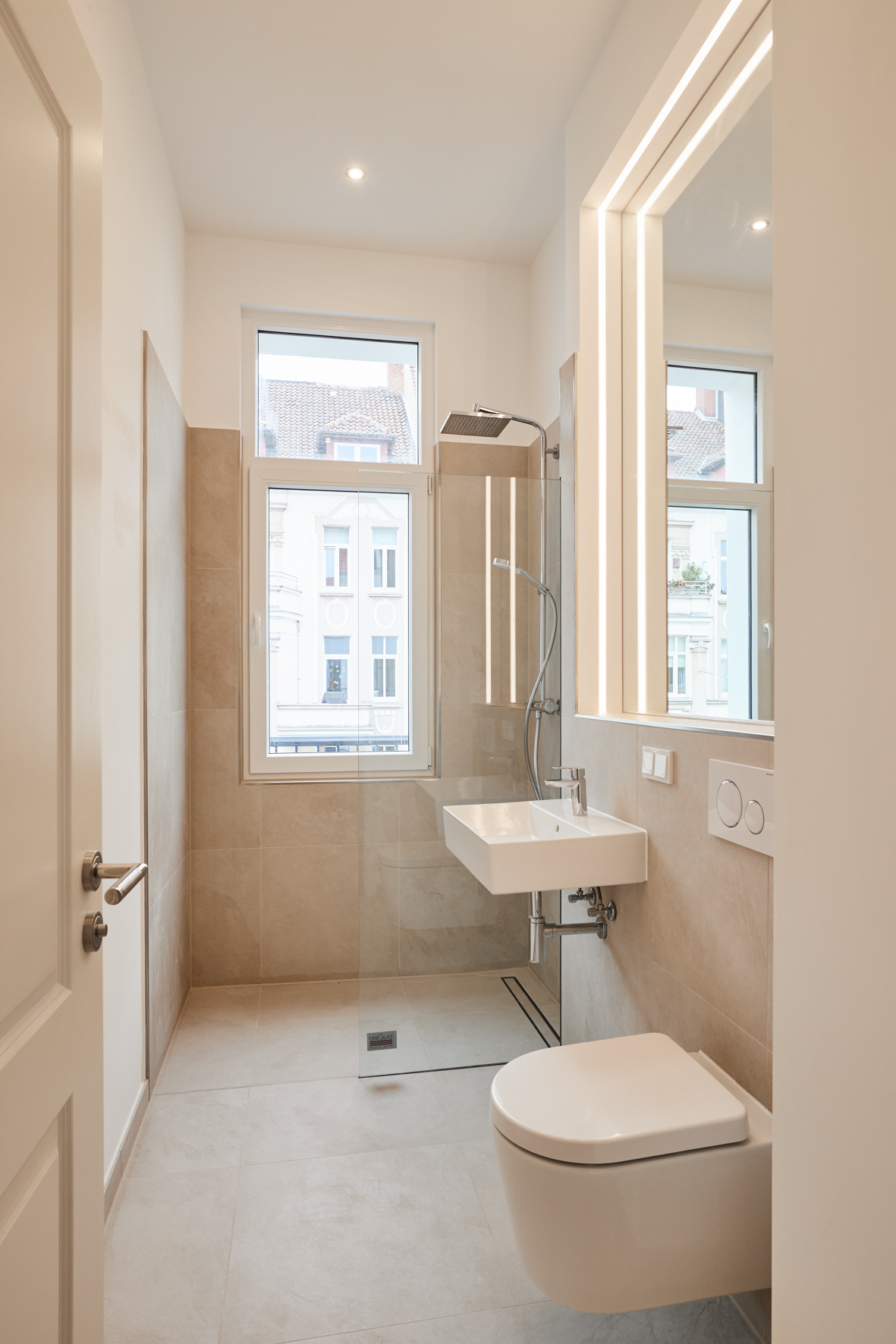 Badezimmer mit Fenster - **Reserviert**-Einzimmer Altbauwohnung mit Einbauküche und Balkon in Bestlage Hannover List
