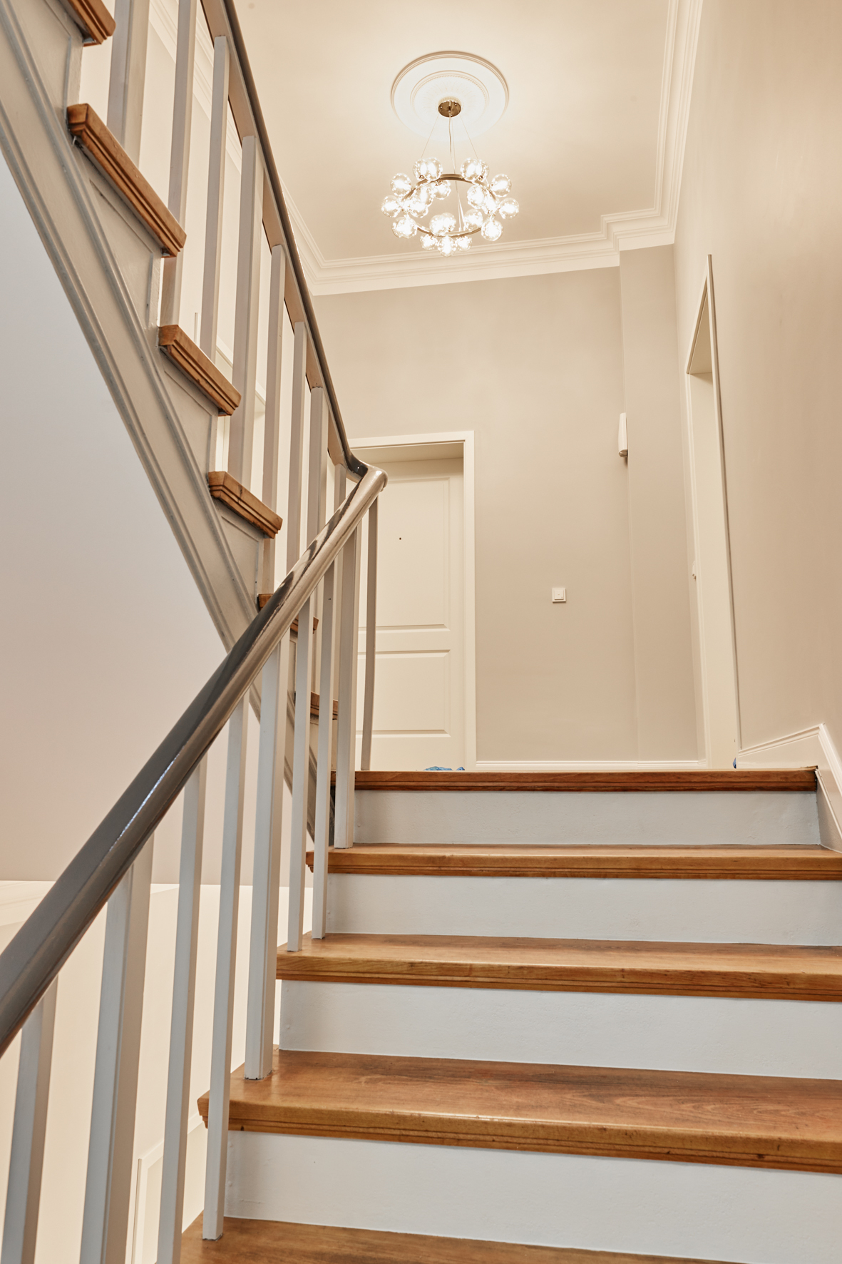 Treppenhaus_ - **Reserviert**-Einzimmer Altbauwohnung mit Einbauküche und Balkon in Bestlage Hannover List