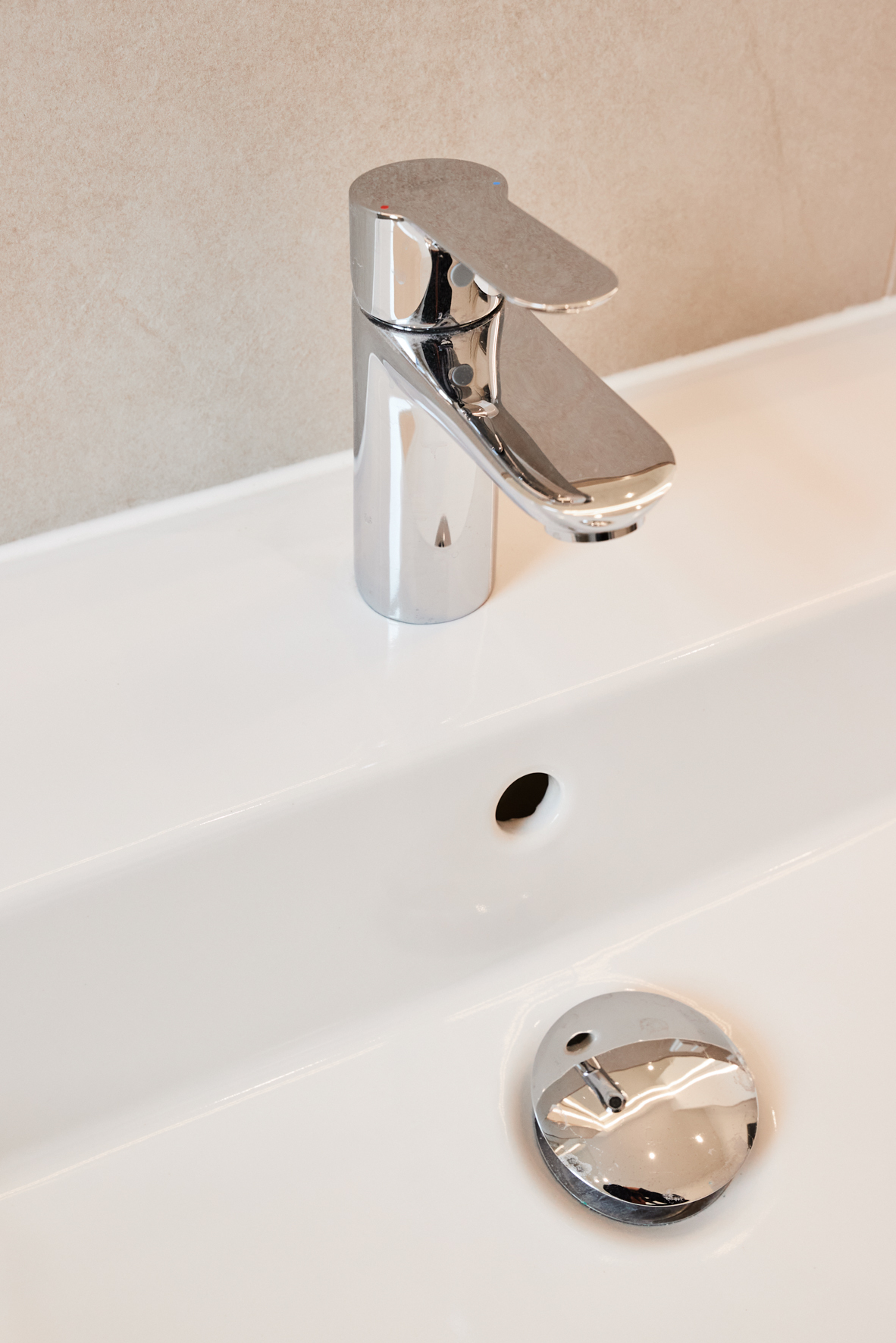 Badezimmer - Detail Grohe - **Reserviert**-Einzimmer Altbauwohnung mit Einbauküche und Balkon in Bestlage Hannover List