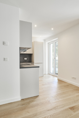 Einbauküche-Essecke - Traumhaftes Hochparterre 1-Zimmerapartment mit großem Balkon und Einbauküche in Bestlage Hannover