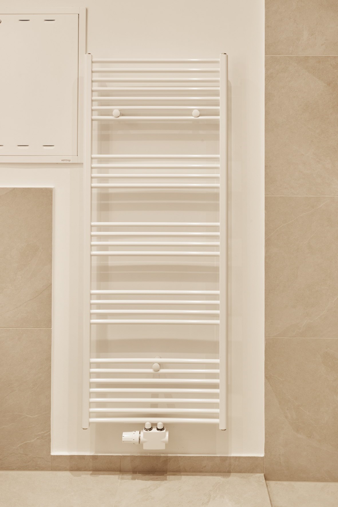 Detail-Badezimmer_ - Traumhaftes Hochparterre 1-Zimmerapartment mit großem Balkon und Einbauküche in Bestlage Hannover