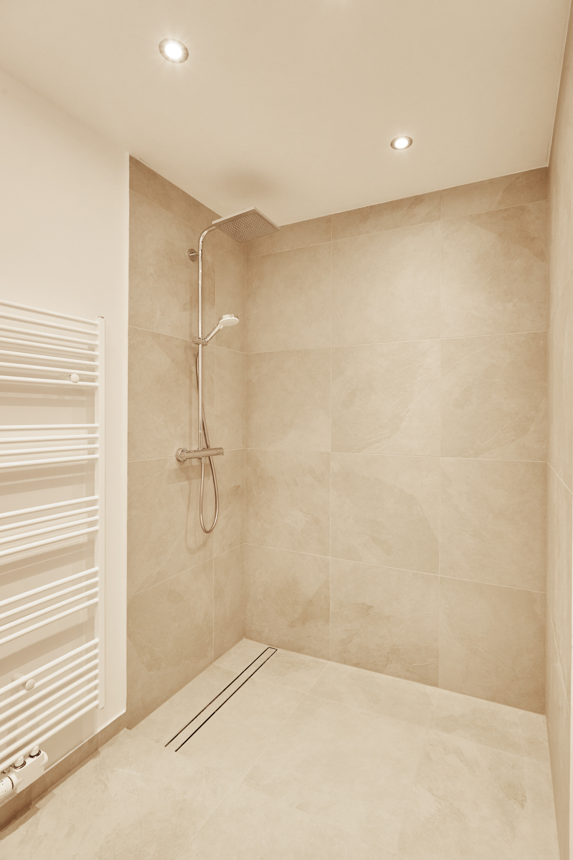 Badezimmer_ - Traumhaftes Hochparterre 1-Zimmerapartment mit großem Balkon und Einbauküche in Bestlage Hannover