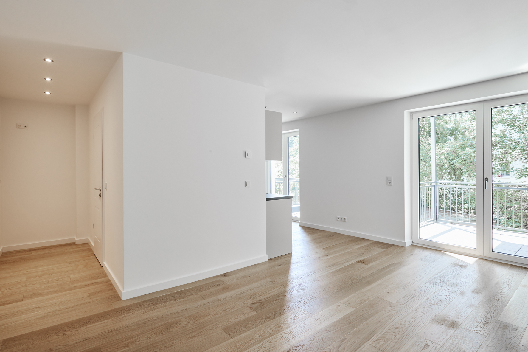 Wohn-Esszimmer - Traumhaftes Hochparterre 1-Zimmerapartment mit großem Balkon und Einbauküche in Bestlage Hannover