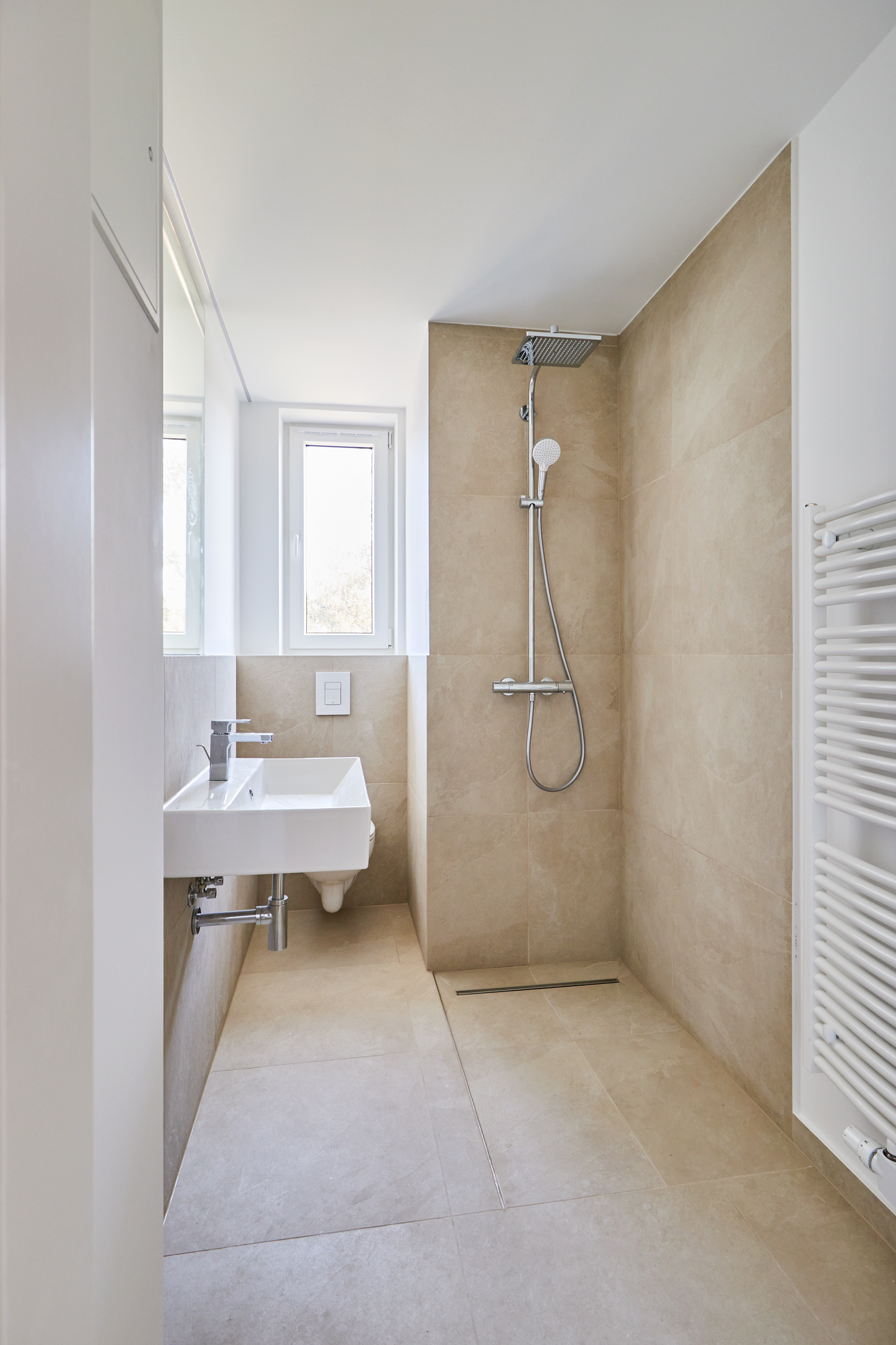 Badezimmer_ - Erstbezug mit Einbauküche – 3 Zimmerwohnung mit Balkon und Gartenmitbenutzung