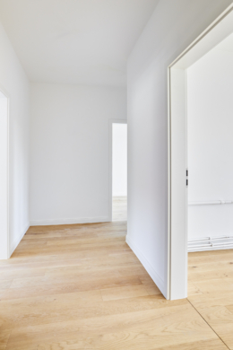 Flur - Erstbezug mit Einbauküche – 3 Zimmerwohnung mit Balkon und Gartenmitbenutzung