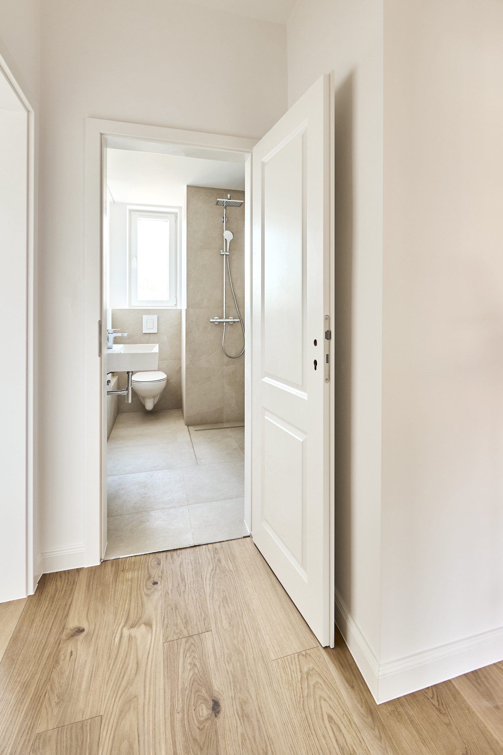 Badezimmer - Erstbezug mit Einbauküche – 3 Zimmerwohnung mit Balkon und Gartenmitbenutzung