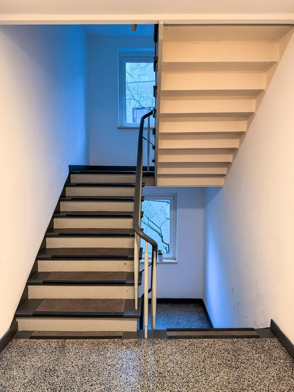 Treppenhaus - Stilvoll sanierte 1-Zimmer-Wohnung in Toplage der List – Erstbezug mit Balkon & neuer Einbauküche