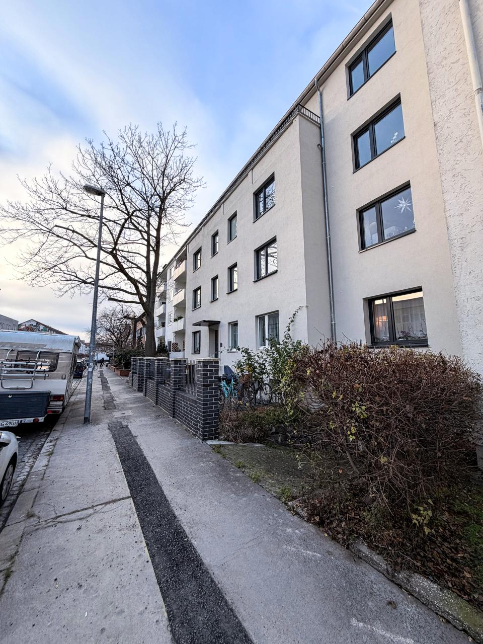 Blick in die Straße - Stilvoll sanierte 1-Zimmer-Wohnung in Toplage der List – Erstbezug mit Balkon & neuer Einbauküche