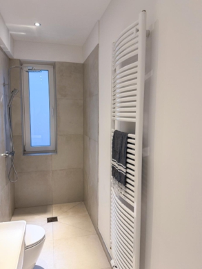 Badezimmer-Bodenebene Dusche - Stilvoll sanierte 1-Zimmer-Wohnung in Toplage der List – Erstbezug mit Balkon & neuer Einbauküche