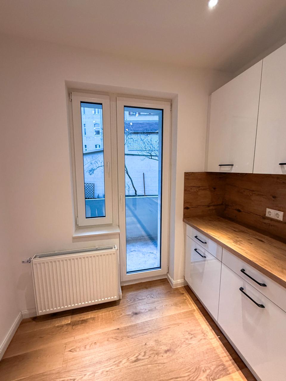 Zugang zum Balkon - Stilvoll sanierte 1-Zimmer-Wohnung in Toplage der List – Erstbezug mit Balkon & neuer Einbauküche