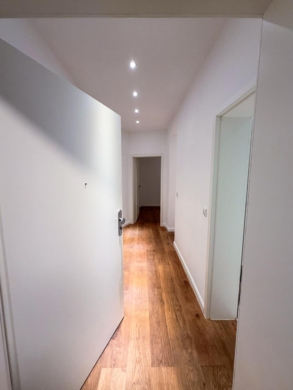 Zugang zur Wohnung - Stilvoll sanierte 1-Zimmer-Wohnung in Toplage der List – Erstbezug mit Balkon & neuer Einbauküche