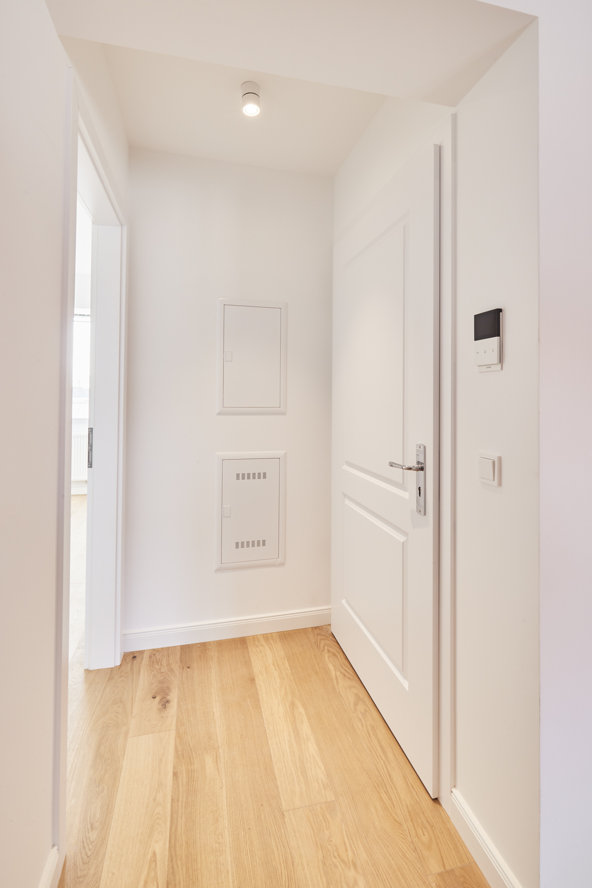 Flur-Blick zur Eingangstür - **Verkauft**-Helle 2-Zimmerwohnung mit Echtholzboden und hochwertiger Einbauküche zum Erstbezug