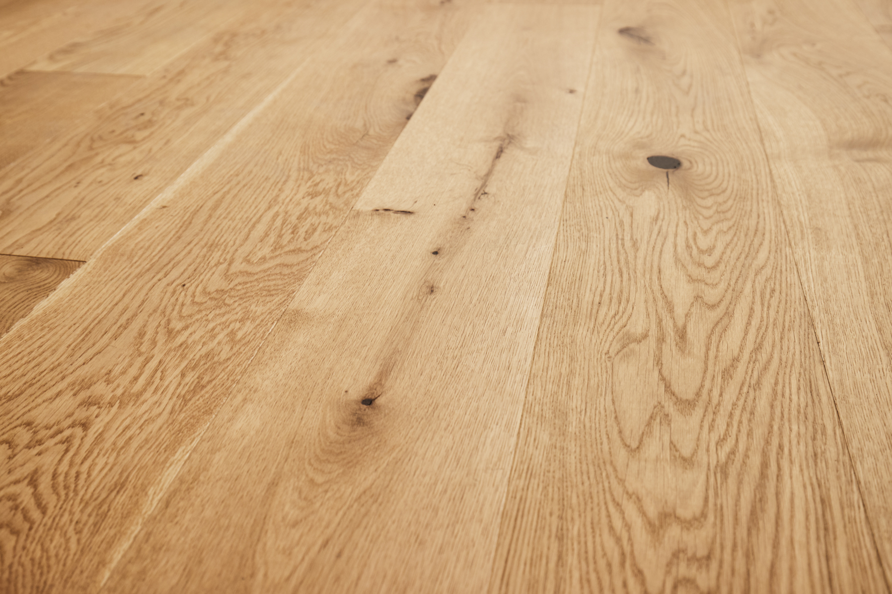 Detail Echtholzboden - **Verkauft**-Helle 2-Zimmerwohnung mit Echtholzboden und hochwertiger Einbauküche zum Erstbezug