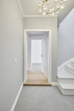 Treppenhaus-Zugang zur Wohnung - **Verkauft**-Helle 2-Zimmerwohnung mit Echtholzboden und hochwertiger Einbauküche zum Erstbezug