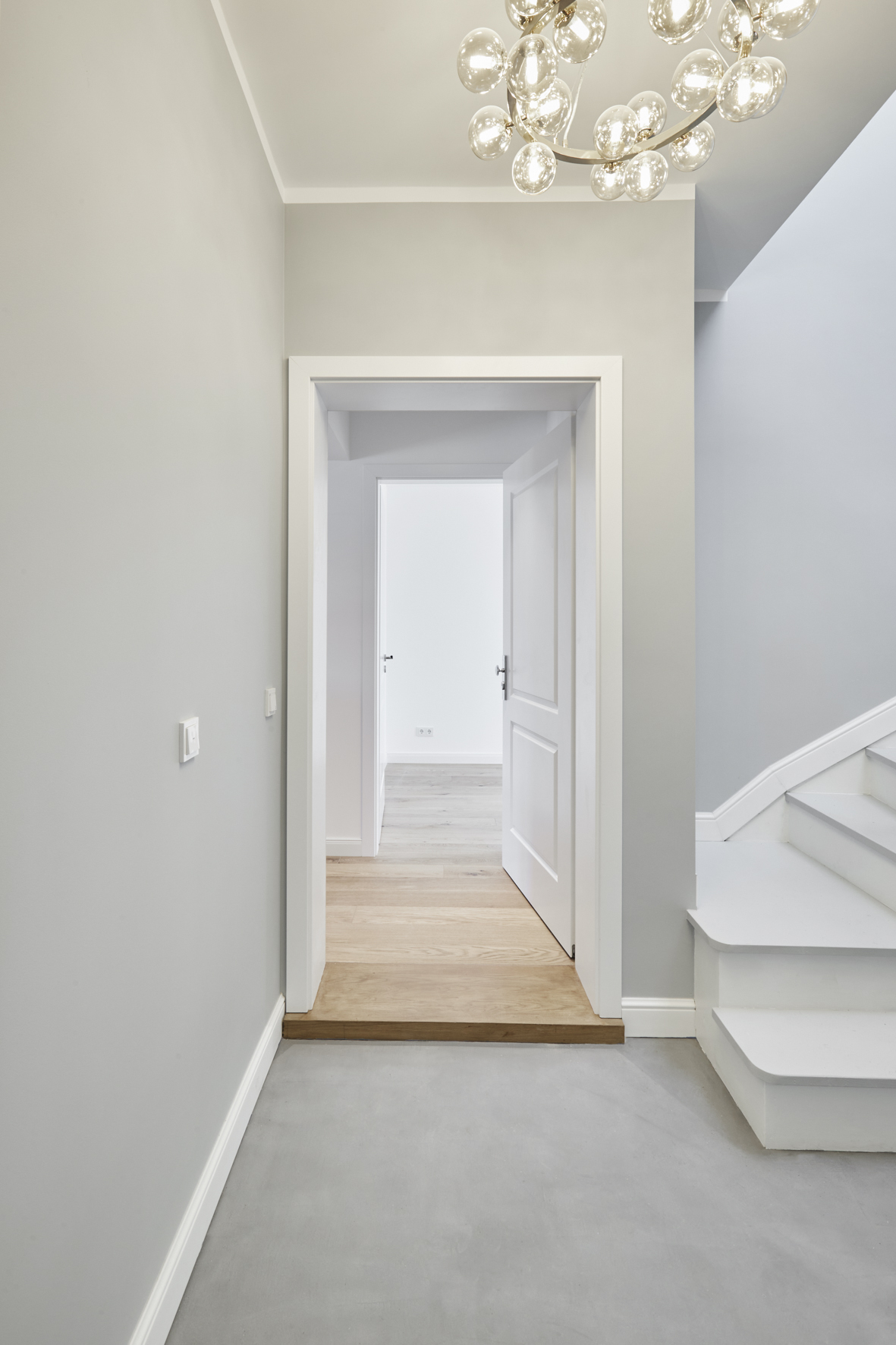 Treppenhaus-Zugang zur Wohnung - **Verkauft**-Helle 2-Zimmerwohnung mit Echtholzboden und hochwertiger Einbauküche zum Erstbezug