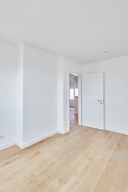 Schlafzimmer mit Blick zum Flur - **Verkauft**-Helle 2-Zimmerwohnung mit Echtholzboden und hochwertiger Einbauküche zum Erstbezug