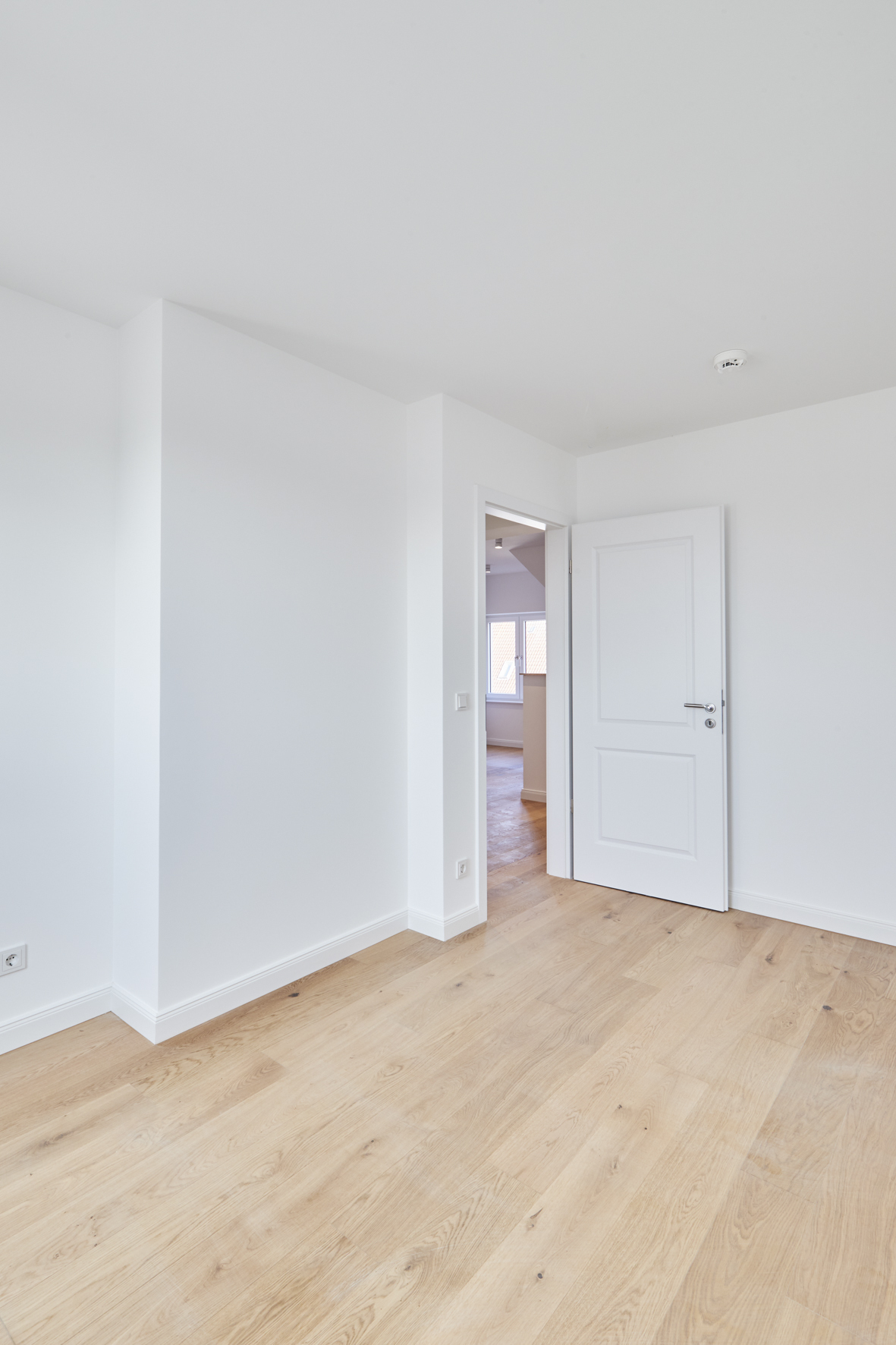 Schlafzimmer mit Blick zum Flur - **Verkauft**-Helle 2-Zimmerwohnung mit Echtholzboden und hochwertiger Einbauküche zum Erstbezug