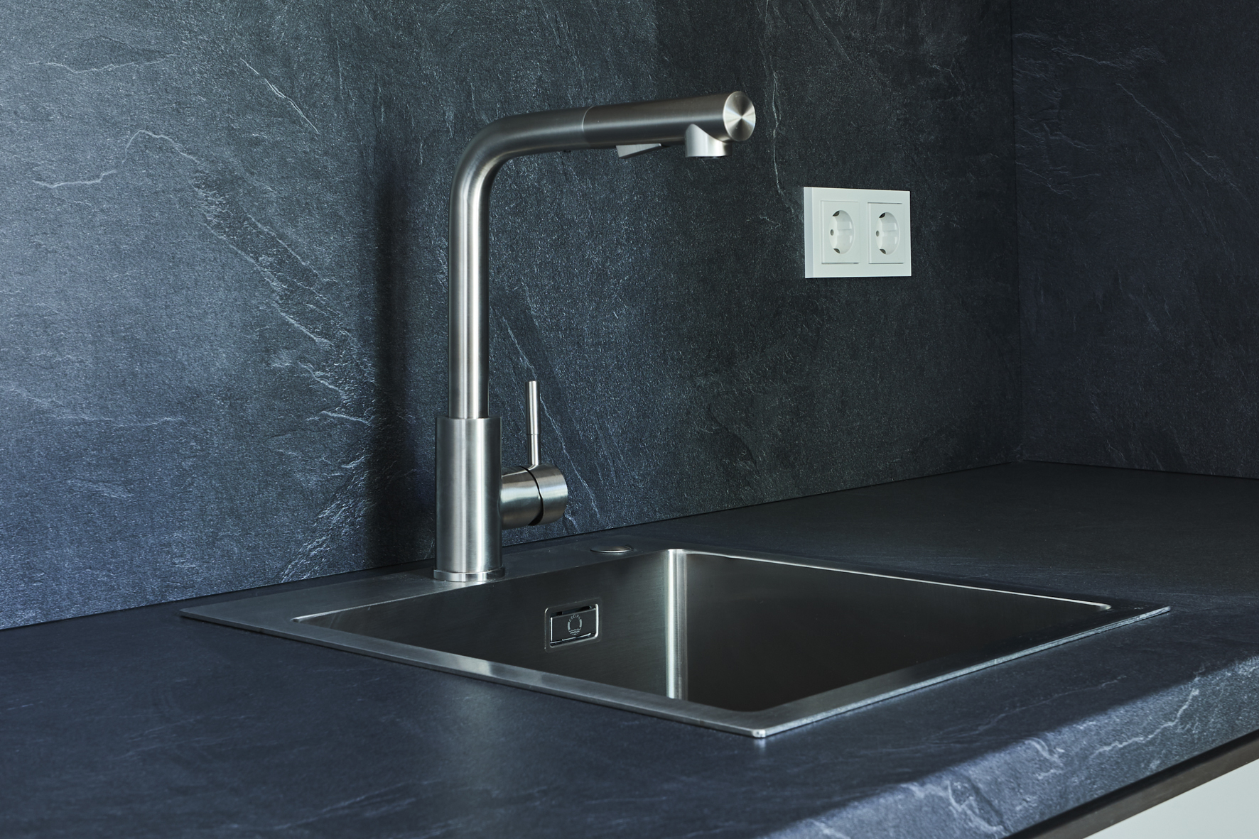 Detail-Einbauküche_ - Traumhaftes 2-Zimmerapartment mit Balkon und Einbauküche in Bestlage Hannover