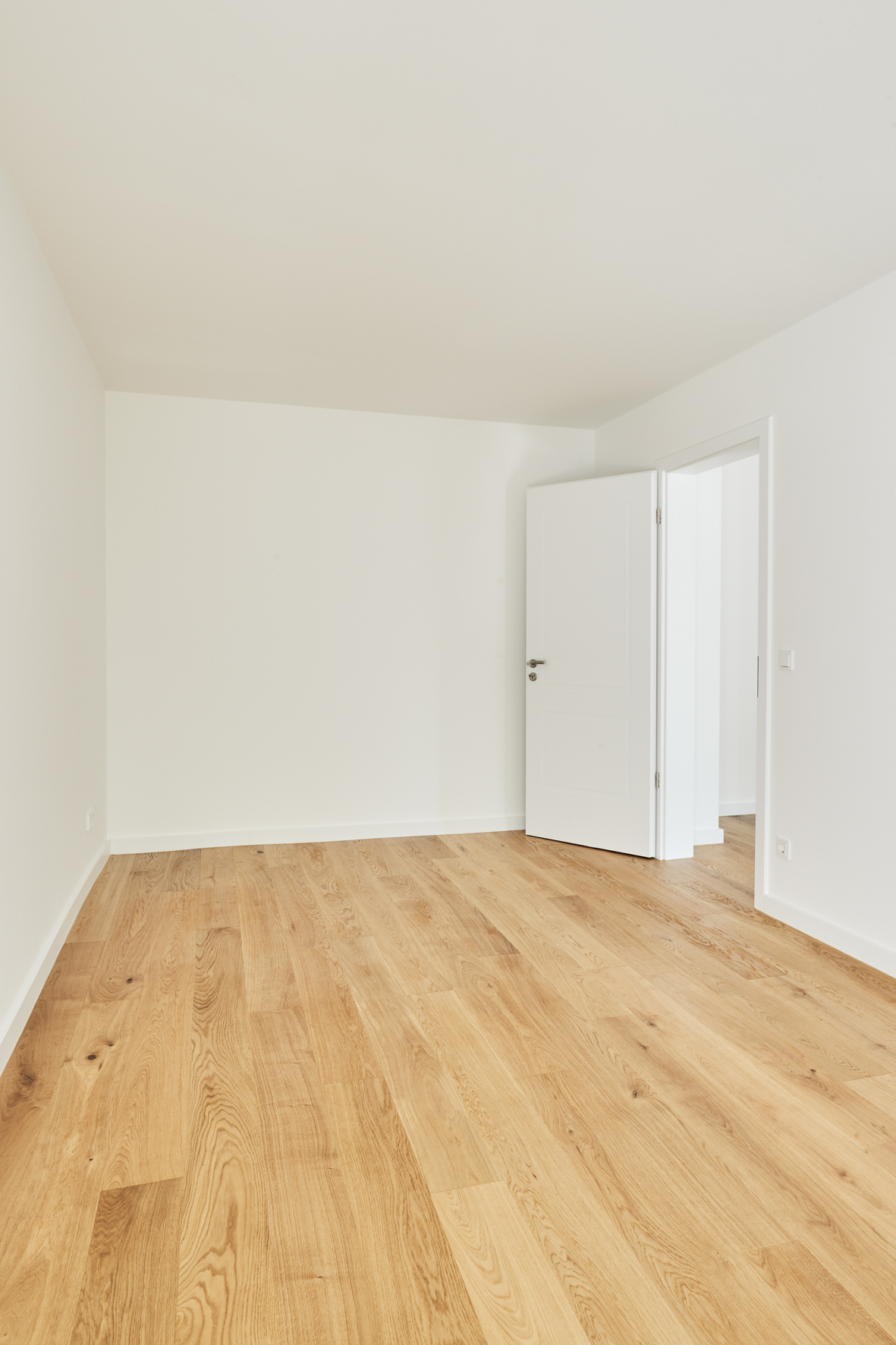 Schlafzimmer mit Blick zur Tür - Traumhaftes 2-Zimmerapartment mit Balkon und Einbauküche in Bestlage Hannover