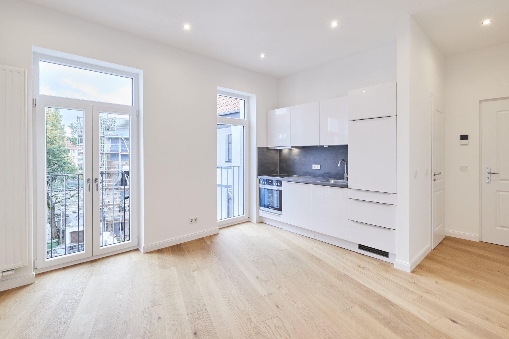 Küche mit hohen Fenstern. - Modernes 2-Zimmer-Studio-Apartment zum Erstbezug in bester Lage der Nordstadt Hannover