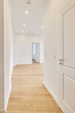 Flur mit Wandbeleuchtung - Modernes 2-Zimmer-Studio-Apartment zum Erstbezug in bester Lage der Nordstadt Hannover