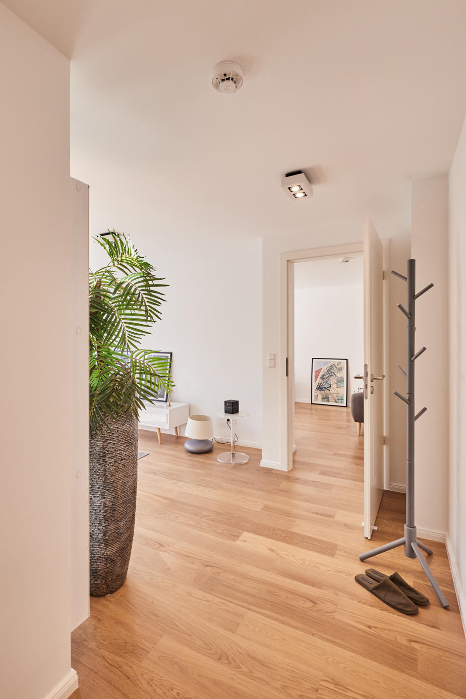 Flur mit Blick zum Schlafzimmer - Möblierte 2-Zimmer Wohnung inkl. Internet mit großem Tageslichtbad und Einbauküche in der List