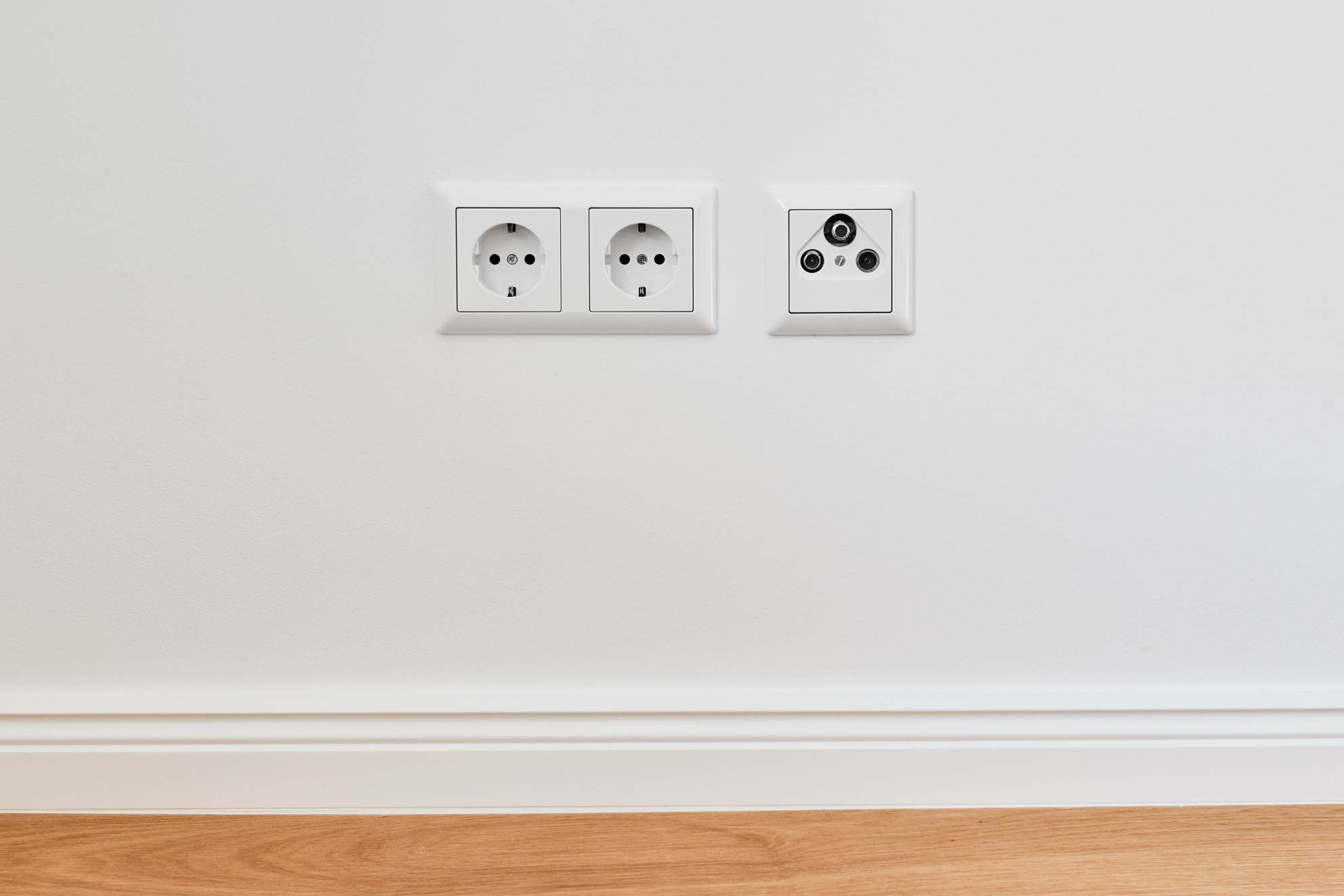 Detail Elektrik und Sockelleiste - Möblierte 2-Zimmer Wohnung inkl. Internet mit großem Tageslichtbad und Einbauküche in der List