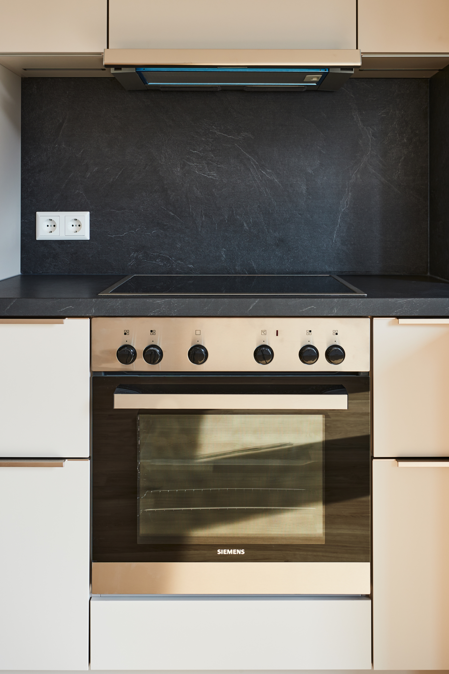 Detail_Küche-Herd - Möblierte 2-Zimmer Wohnung inkl. Internet mit großem Tageslichtbad und Einbauküche in der List