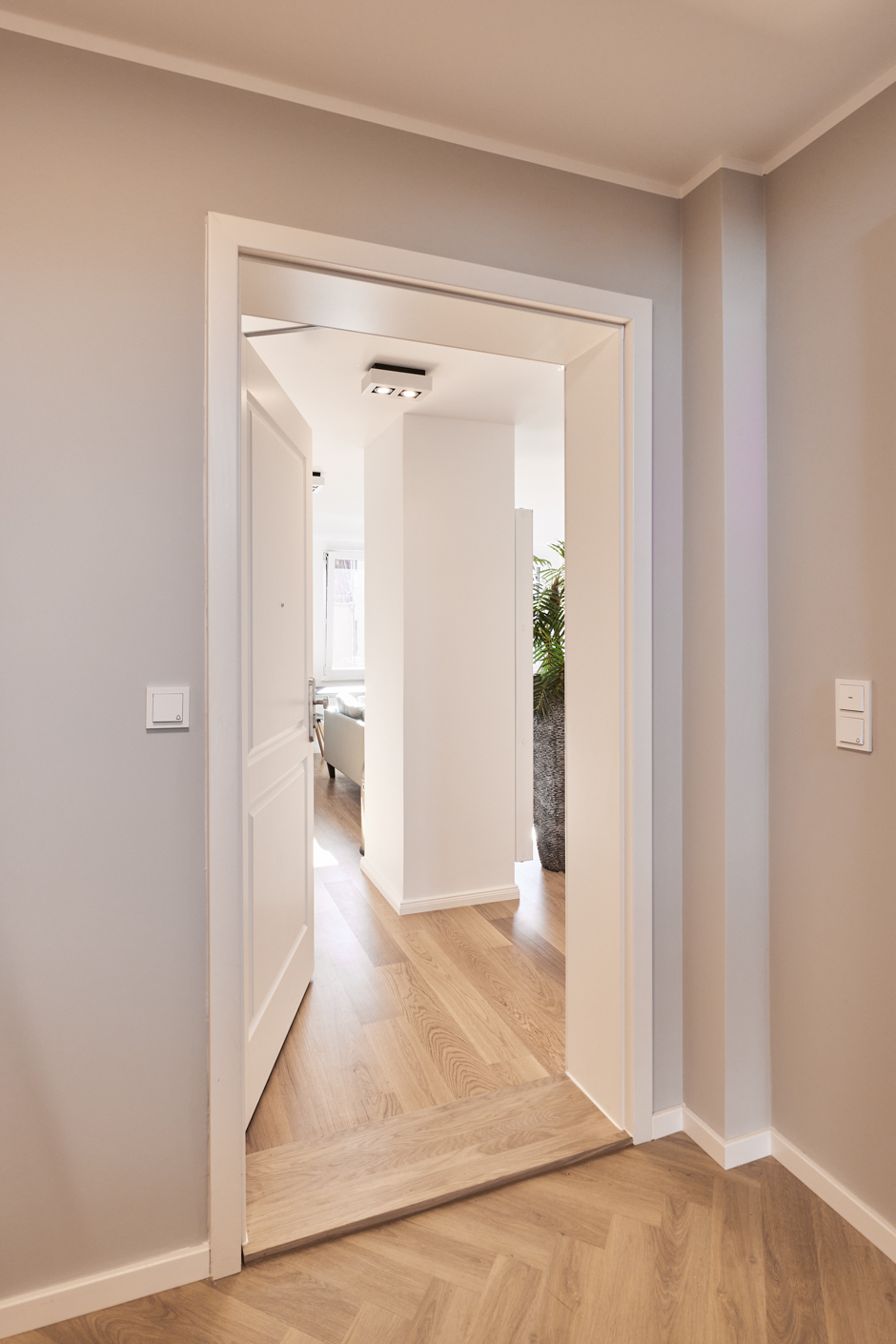 Eingang zur Wohnung - Möblierte 2-Zimmer Wohnung inkl. Internet mit großem Tageslichtbad und Einbauküche in der List