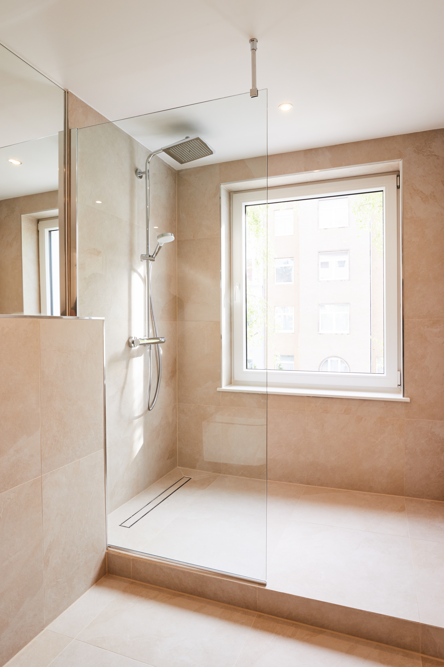 Walk-IN Dusche - Möblierte 2-Zimmer Wohnung inkl. Internet mit großem Tageslichtbad und Einbauküche in der List