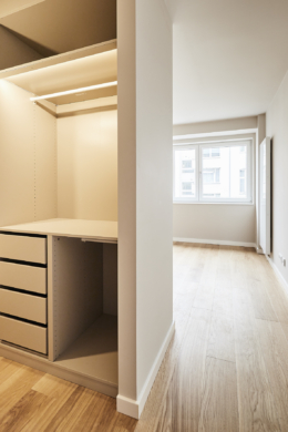 Begehbarer Kleiderschrank im Schlafzimmer - Erstbezug nach Sanierung – 3 Zimmerwohnung mit Balkon direkt zwischen Kudamm und dem Tiergarten