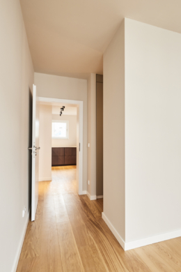 Schlafzimmer mit Blick zur Garderobe - Erstbezug nach Sanierung – 3 Zimmerwohnung mit Balkon direkt zwischen Kudamm und dem Tiergarten