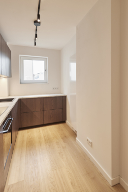 Küche mit Platz zum sitzen - Erstbezug nach Sanierung – 3 Zimmerwohnung mit Balkon direkt zwischen Kudamm und dem Tiergarten