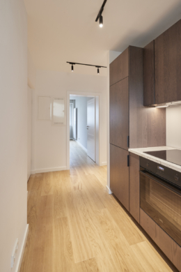 Küche mit Blick zum Flur - Erstbezug nach Sanierung – 3 Zimmerwohnung mit Balkon direkt zwischen Kudamm und dem Tiergarten