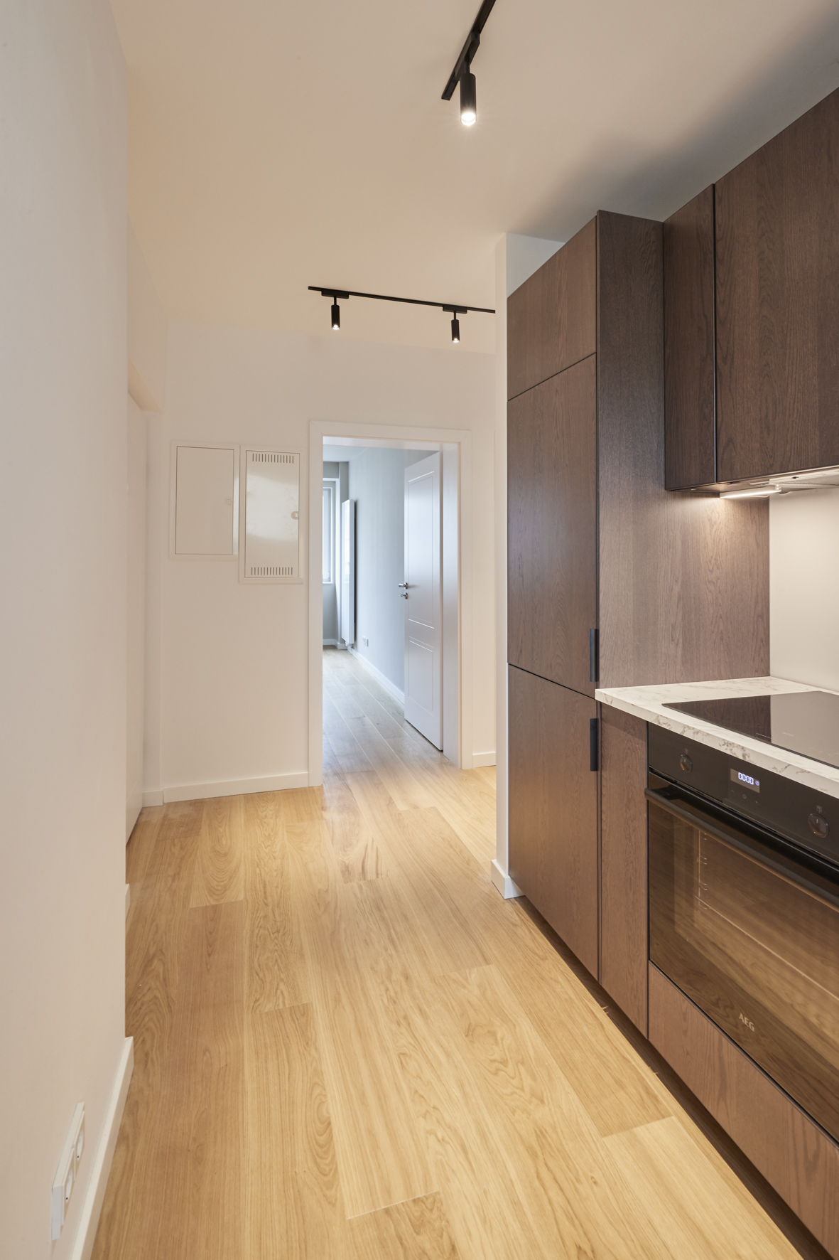 Küche mit Blick zum Flur - Erstbezug nach Sanierung – 3 Zimmerwohnung mit Balkon direkt zwischen Kudamm und dem Tiergarten