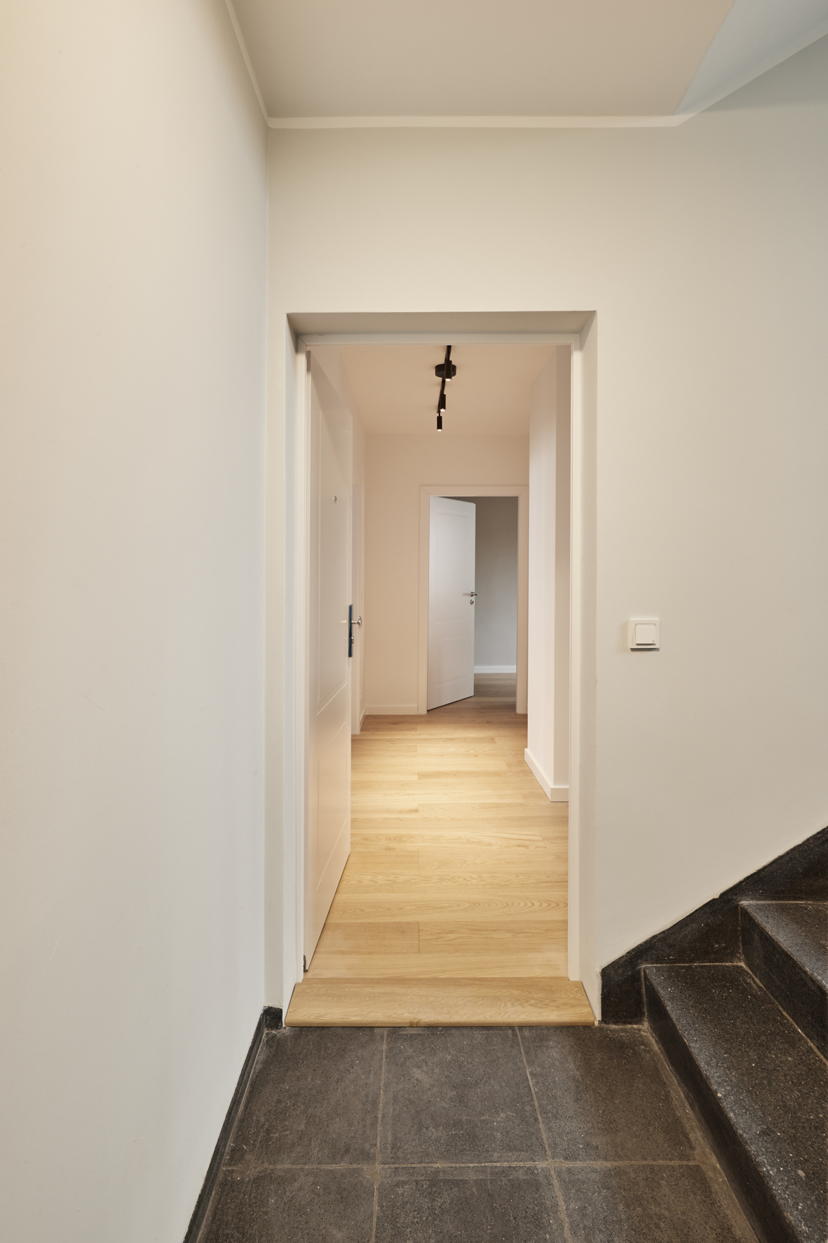 Zugang zur Wohnung - Erstbezug nach Sanierung – 3 Zimmerwohnung mit Balkon direkt zwischen Kudamm und dem Tiergarten