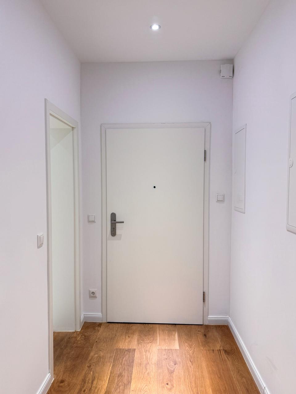 Flur mit Blick zum EIngang - Stilvoll sanierte 1-Zimmer-Wohnung in Toplage der List – Erstbezug mit Balkon & neuer Einbauküche