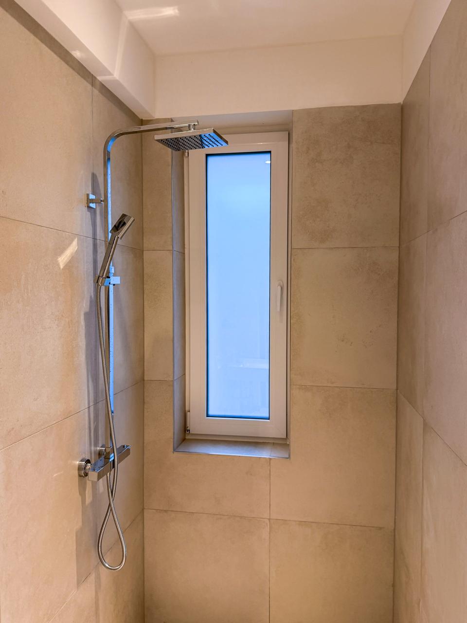 Badezimmer-Dusche - Stilvoll sanierte 1-Zimmer-Wohnung in Toplage der List – Erstbezug mit Balkon & neuer Einbauküche